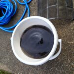 エアコン分解洗浄で出た真っ黒な水